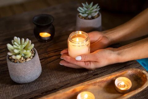 Candle Gazing: An Ancient Meditation Technique with a Modern Twist – The Perfect Moment with De Ember’s Pearl Candles